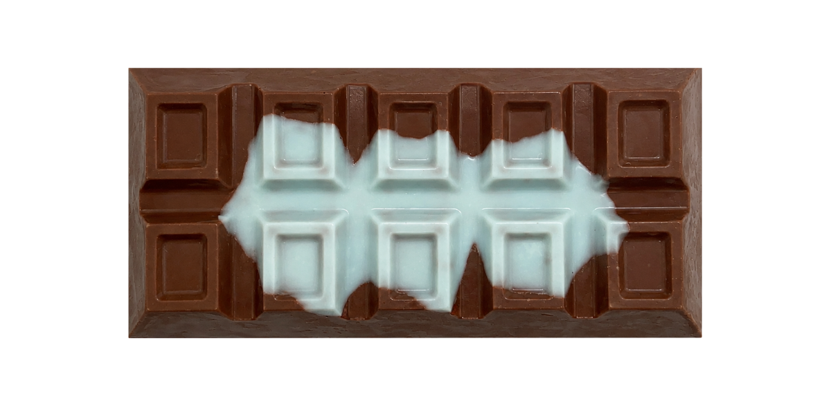 Blueberry PB&J chocolate bar stuffed with blueberry jam, dried blueberries & vanilla cookie
